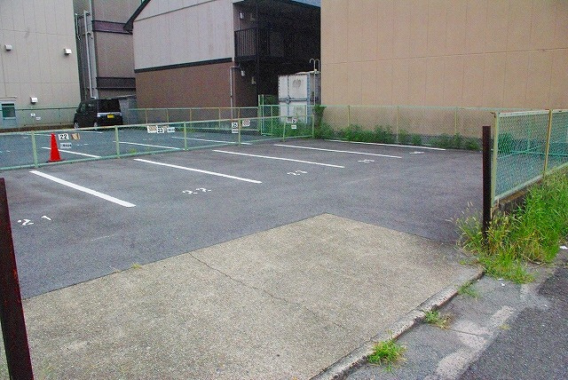 沓形モータープールの外観