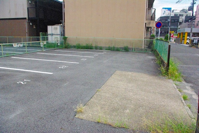 沓形モータープールの外観