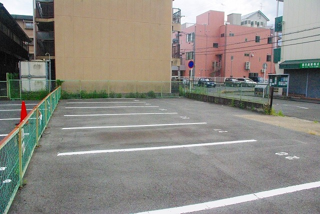 沓形モータープールの外観
