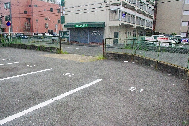 沓形モータープールの外観