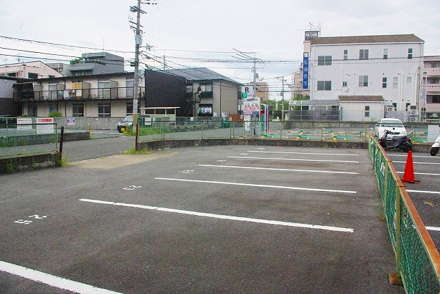 沓形モータープールの外観