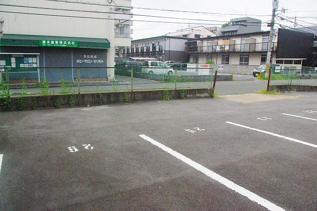 沓形モータープールの外観