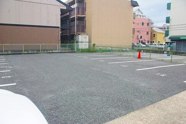 沓形モータープールの外観