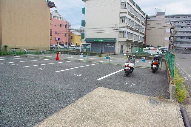 沓形モータープールの外観