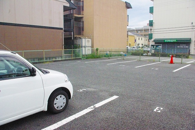 沓形モータープールの外観