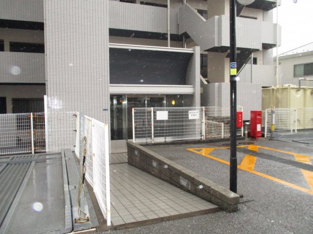 ウォームライトレジデンスⅡ号棟　習志野市屋敷４丁目　中古マンションのエントランス|スロープになっていて、落ち着いたエントランスです