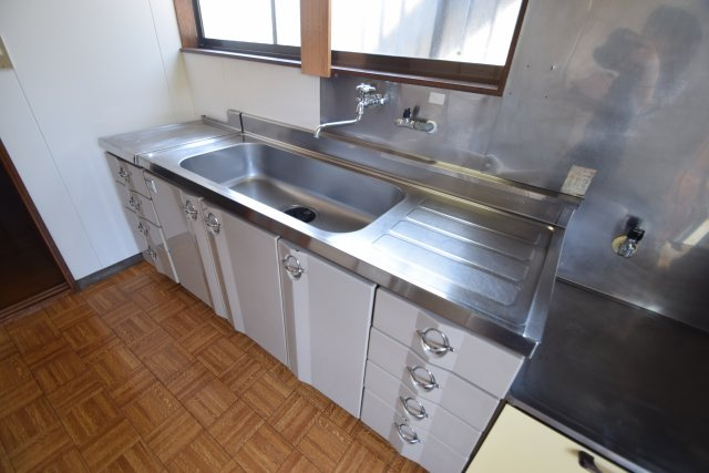 富士見コーポのキッチン|大型キッチンです
