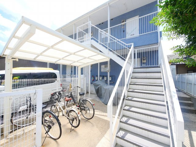 メゾンユーガのその他共用部分|ゆったりとした駐輪スペース。