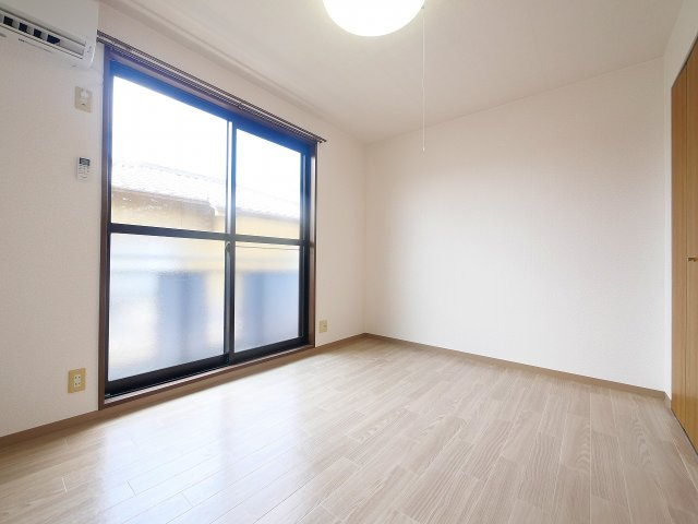 メゾンユーガの洋室|明るい洋室です。