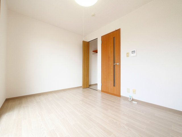 メゾンユーガの寝室|明るい洋室です。