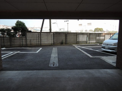 【駐車場】 | ロイヤルステージ元住吉 | 平置き駐車場