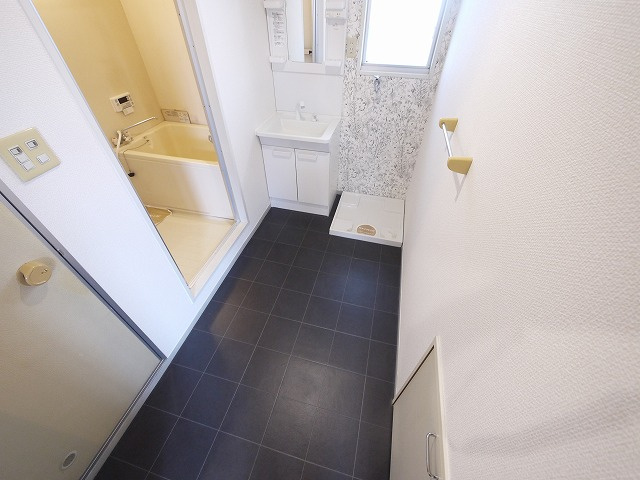 レジデンスボナール　Ⅰの洗面所|ゆったりとスペースのある洗面所