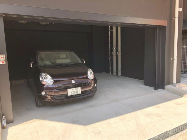 DWELL GALAXY（ドエルギャラクシー）　BRAVI不動産の駐車場|【DWELL GALAXY】駐車場があるので、車を買う予定の方も安心です