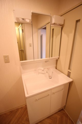 【独立洗面台】 | プロスベール高安 | 三面鏡。