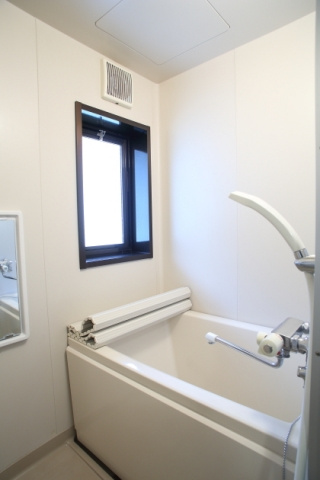 シティハイムストークの浴室|お風呂にも窓がありますので換気もバッチリ！