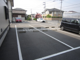 【駐車場】 | フレッシュグリーン２１　Ａ | 駐車場があるので、車を買う予定の方も安心です