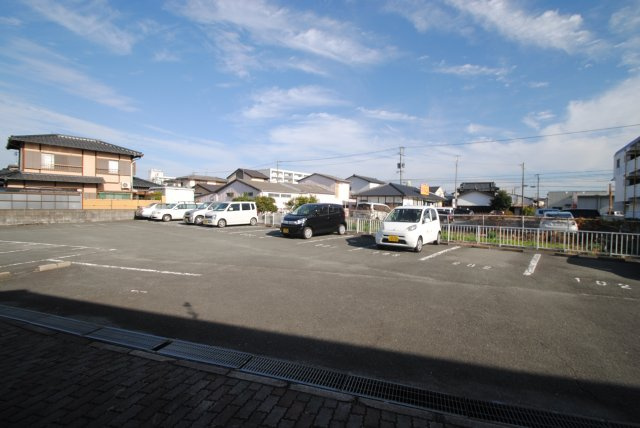 パピオン津福の駐車場