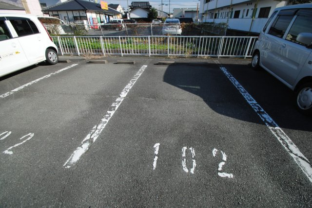 パピオン津福の駐車場