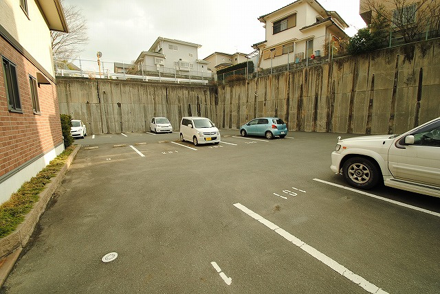 ラヴィーンコートの駐車場