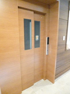 【エントランス】 | 2階までエレベーターでラクラク上がれます♪疲れた時や荷物の多いときにもエレベーターは嬉しい★