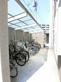 【その他共用部分】 | 屋根付きの駐輪場で雨が降っても大切な自転車が濡れなくてすみますね♪駅から自転車もおすすめです！