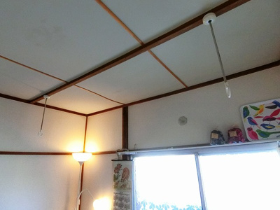 【展望】 | 松澤アパート | 洋室5帖のお部屋にある室内物干しです！雨の日やお出掛け時の室内干しにとても便利☆花粉や梅雨の時期に重宝しますね♪