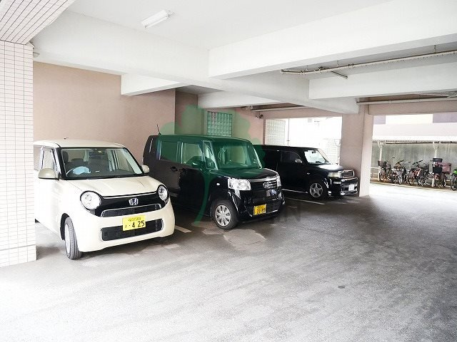 サンライズ博多の駐車場