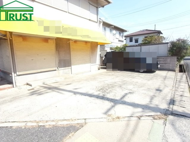 神戸市西区竜が岡　店舗付住宅の外観|駐車スペースもゆったりしています。