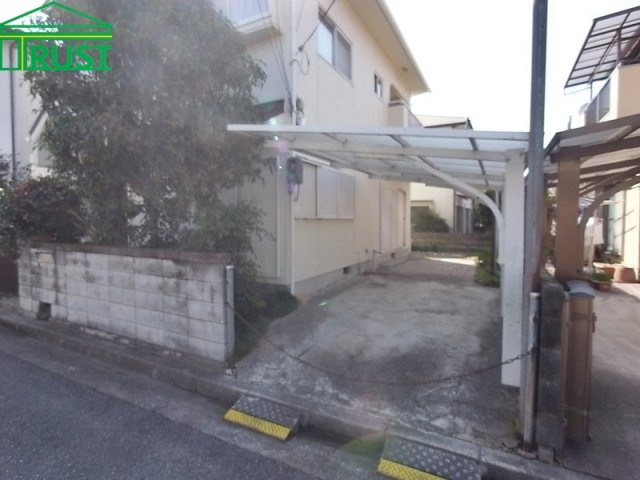 神戸市西区玉津町水谷　中古戸建の前面道路含む現地写真|カースペースも2台確保