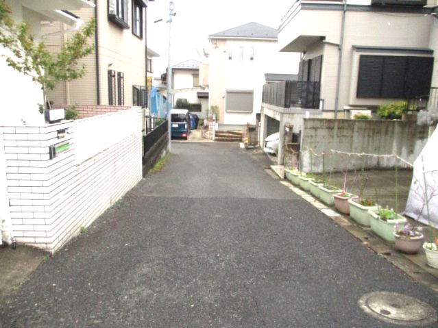 花見川区柏井４丁目　中古戸建　内外装リノベーション住宅の前面道路含む現地写真|前面道路含む現地写真です　北東側約４．０ｍ私道