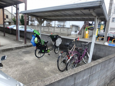 【その他共用部分】 | 第2高春荘 | 屋根付きの駐輪場で雨が降っても大切な自転車が濡れなくてすみます♪荷物が重いときに自転車があれば助かりますね！