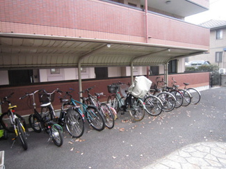 【その他共用部分】 | 屋根付きの駐輪場で雨が降っても大切な自転車が濡れなくてすみますね♪自転車はちょっとした移動手段に便利ですよ！