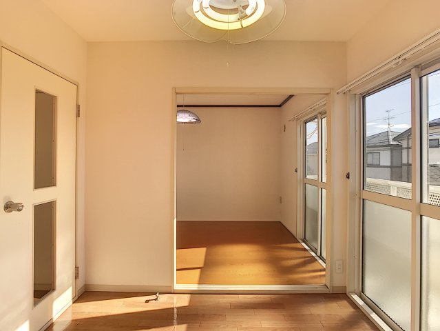 クリーム色のSunnySpotの洋室