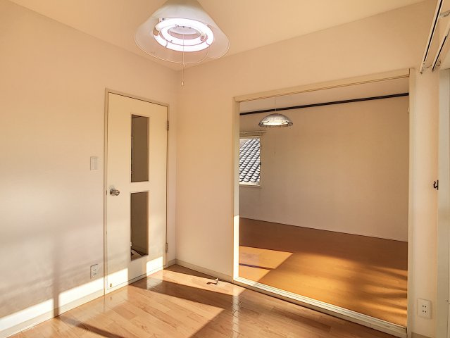 クリーム色のSunnySpotの洋室