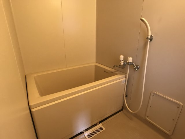 クリーム色のSunnySpotの浴室|追炊き機能付き