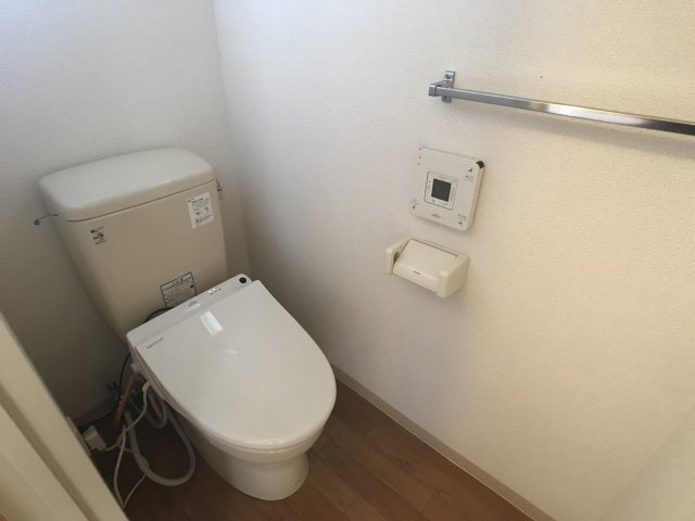 クリーム色のSunnySpotのトイレ|ウォシュレット付トイレ