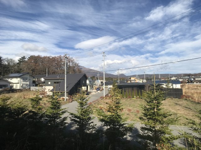 クリーム色のSunnySpotの展望|北側の窓からは浅間山が見えます