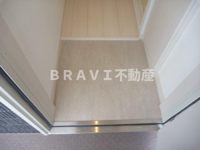 リブリ・おおさか鴫野　BRAVI不動産の玄関|【リブリ・おおさか鴫野】シンプルで使いやすい玄関です