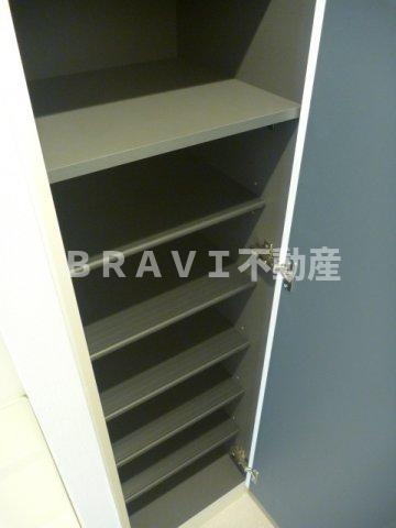 リブリ・おおさか鴫野　BRAVI不動産の収納|【リブリ・おおさか鴫野】ちょっとした収納スペースも充実しています