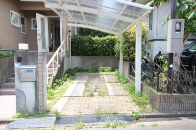 【駐車場】 | 大津市仰木の里東7丁目8-5　中古戸建 | 2019年6月撮影、カーポート付き駐車スペース