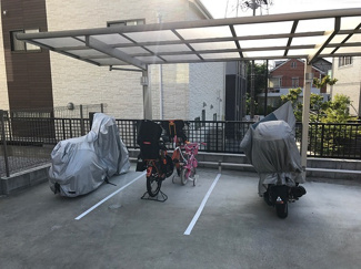 【その他共用部分】 | 屋根付きの駐輪場・バイク置場で雨が降っても安心です♪自転車やバイクがあれば通勤・通学、お買い物にも便利です☆