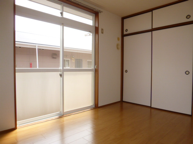 ニューシティエクシードＣの居間・リビング|洋室