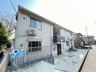 【外観】 | コウジィーコートⅡ | ペットOK♪ワンちゃん・猫ちゃんと一緒に暮らせる2階建てアパートです☆コンビニやドラッグストアが近くて便利な住環境です☆