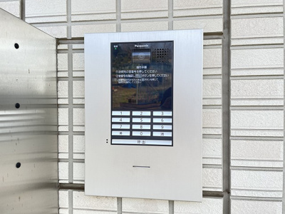 【エントランス】 | コウジィーコートⅡ | 共用エントランスは不審者の侵入を未然に防ぐオートロック付き！防犯対策充実しています◎