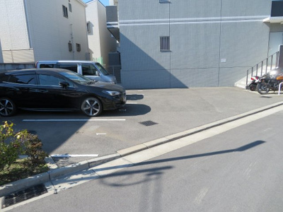 【駐車場】 | グランコートヒグチ（八戸ノ里賃貸） | 車をお持ちの方に嬉しい駐車場付きの物件です