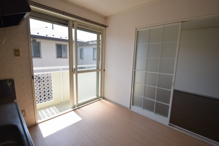 フジヴェール３番館の居間・リビング|こちらのリビングで趣味の時間をお楽しみください