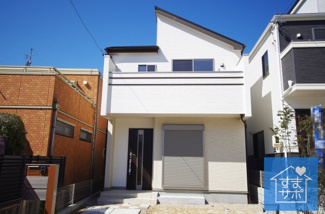 【外観】 | 1号棟　現地（2019年3月）撮影
堂々完成しました！即入居可能♪
土地面積167.31㎡（50.61坪）。
駐車並列2台可能。 