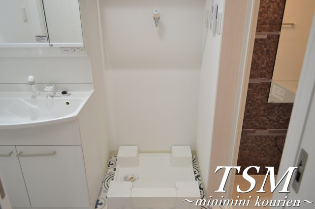 クリエオーレ萱島東の設備|洗面台横の洗濯機置き場