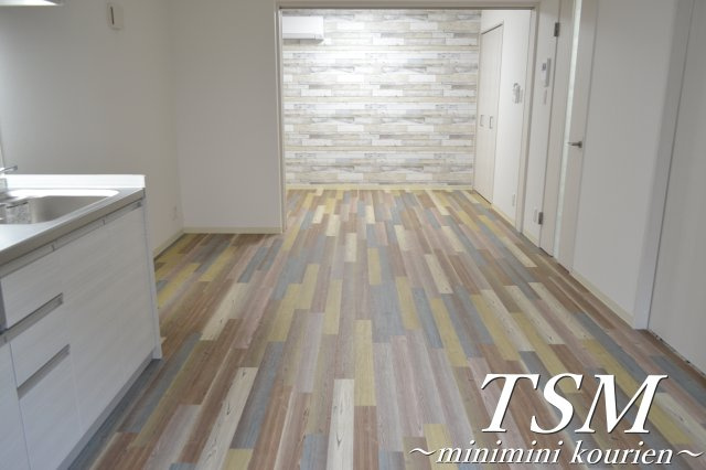 クリエオーレ萱島東の居間・リビング|扉を開けると広々とした空間に