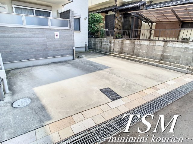 クリエオーレ萱島東の駐車場